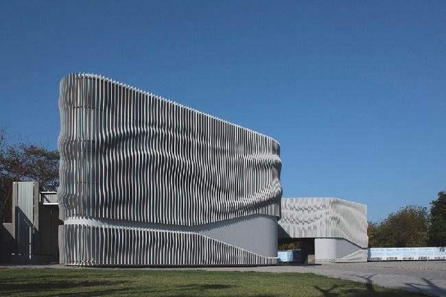 新泰浅谈现代建筑采用网架结构安装的主要优势和应用